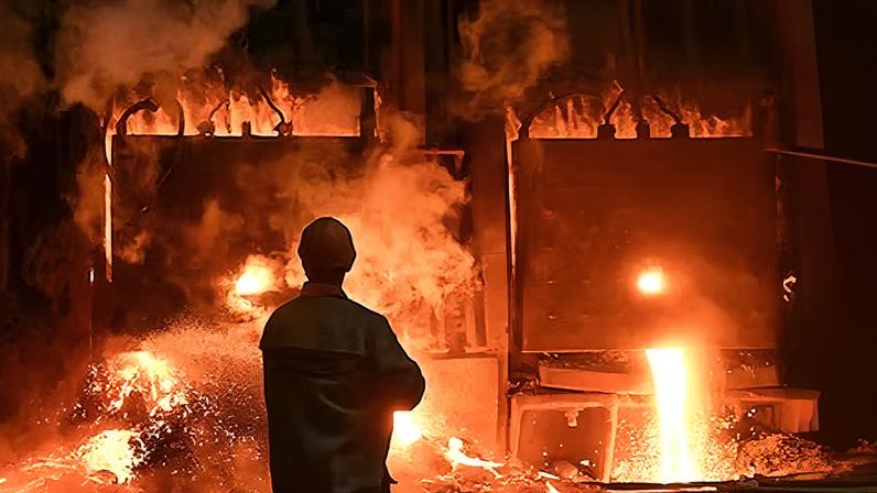 Un operario en una fundición atacada por Rusia, en Zaporiyia, en noviembre de 2024.