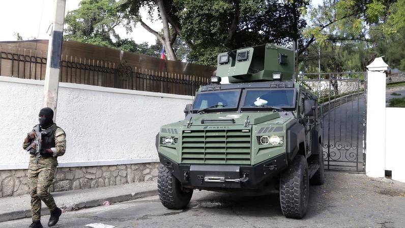 Haitian security forces guard the Prime Minister's office and the headquarters of the Transitional Presidential Council (CPT), as the mandate of the transitional governing council, formed to curb gang violence and pave the way for long-delayed election, is set to end on February 7 with no succession plan in place, in Port-au-Prince, Haiti, February 6, 2026. REUTERS/Egeder Pq Fildor/File Photo