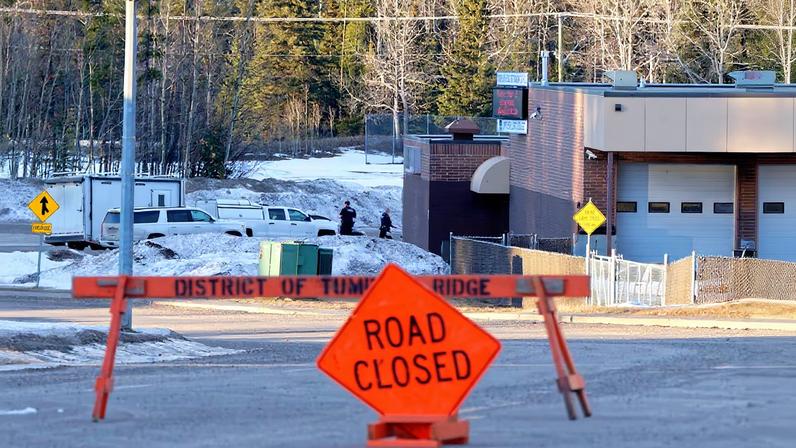 La policía bloquea un área cerca de la escuela secundaria de Tumbler Ridge, este miércoles.