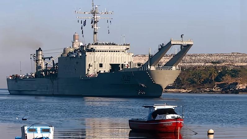 Barco de ayuda humanitaria procedente de México, este jueves en el puerto de La Habana.