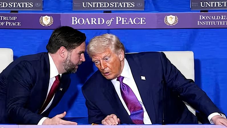El presidente de Estados Unidos, Donald Trump (derecha), habla con su vicepresidente, J. D. Vance, durante la reunión de la Junta de Paz para Gaza, este jueves en Washington.