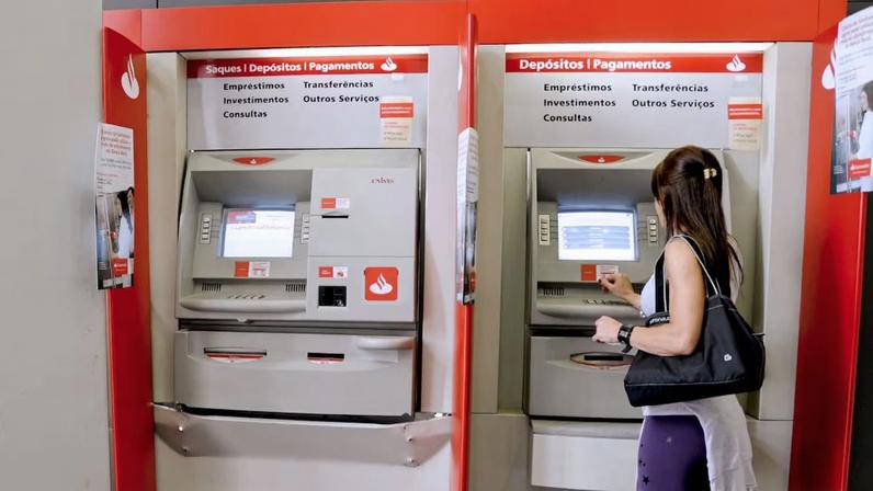 Caixa eletrônico em agência do Santander no Brasil: divulgação ocorreu antes do esperado pelo mercado (Foto: Paulo Fridman/Bloomberg)