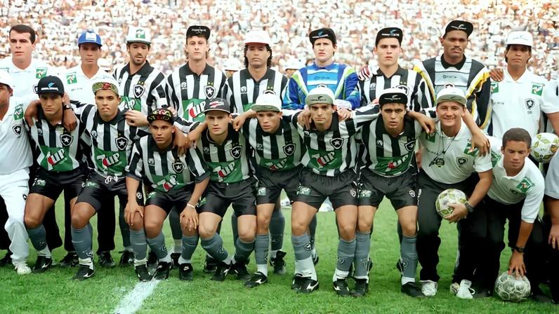 Jamir Adriano Paz Gomes (entre os goleiros) foi campeão brasileiro pelo Botafogo e hoje atua fora do futebol profissional. (Gazeta Press)