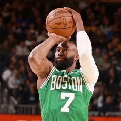 Jaylen Brown faz triplo-duplo; Celtics derrotam Warriors