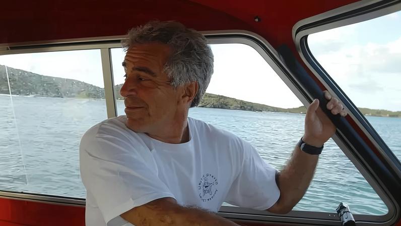 Jeffrey Epstein aparece em uma das imagens divulgadas pelo Departamento de Estado dos EUA, em 20 de dezembro de 2025, nos EUA