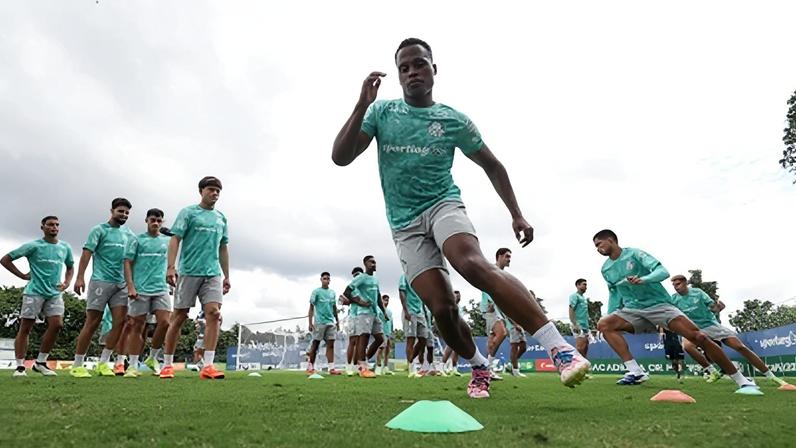 Jhon Arias em treino no Palmeiras
