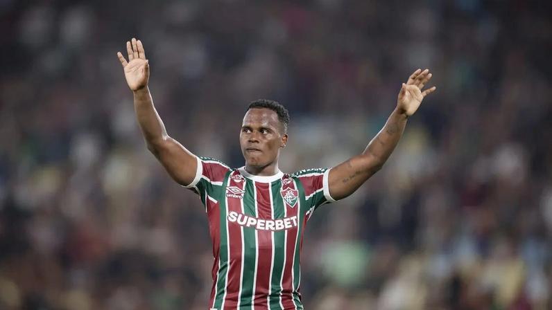 Jhon Arias se despede do Fluminense após a partida contra o Cruzeiro (Foto: Marcelo Gonçalves/Fluminense FC)