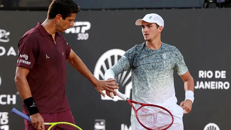João Fonseca e Marcelo Melo celebram vitória no Rio Open (Foto: Divulgação / Rio Open)