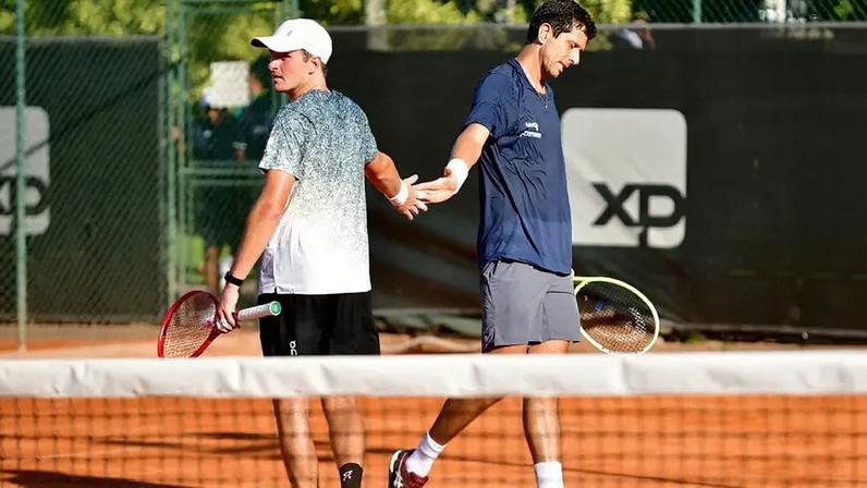 João Fonseca e Marcelo Melo entram em quadra na estreia de duplas no Jockey Club Brasileiro (Imagem: Fotojump)