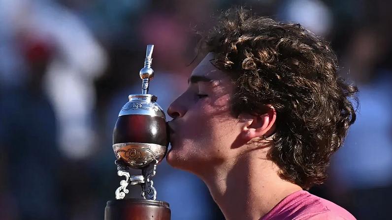 João Fonseca com a taça do ATP de Buenos Aires (foto: Luis ROBAYO / AFP)