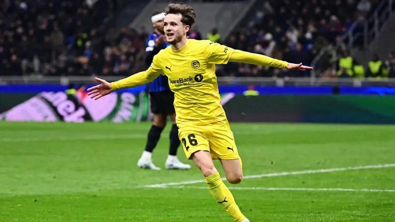 Jogador do Bodo/Glimt comemorando a classificação da equipe sobre a Inter de Milão (Foto: Piero Cruciatti/AFP)