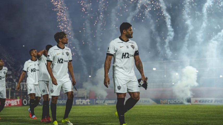 Jogadores do Atlético contra o Itabirito (Foto: Pedro Souza / Atlético)