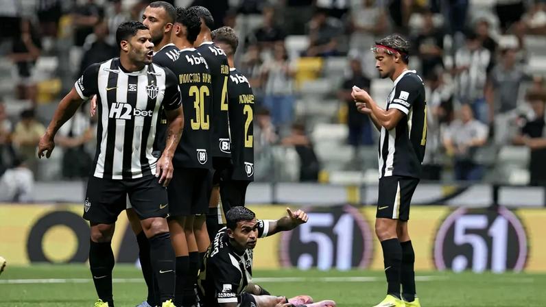 Jogadores do Atlético contra o América (Foto: Gilson Lobo / GazetaPress)