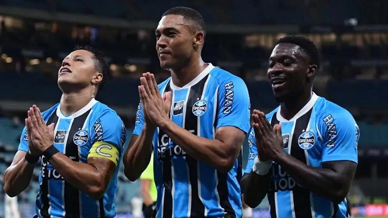 Jogadores do Grêmio comemoram gol (Foto: Edu Andrade/ GazetaPress)
