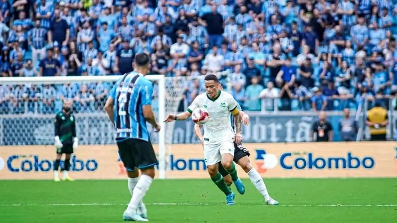 Jogadores do Grêmio e do Juventude em ação (Foto: Reprodução/X/Fernando Alves/ECJ)