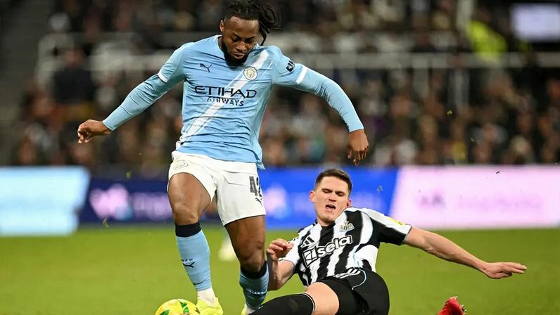 Jogadores do Manchester City e Newcastle em duelo (Foto: Oli Scarff/AFP)