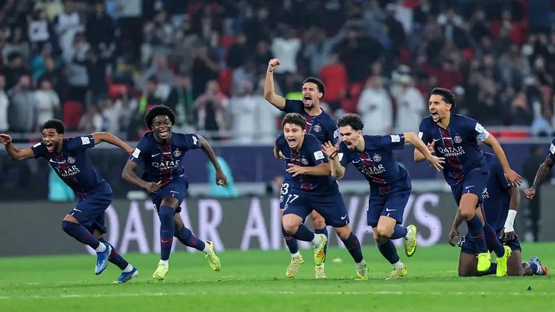 Jogadores do PSG comemoram vitória sobre o Flamengo no Mundial