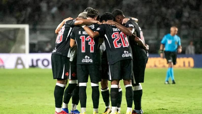 Vasco tropeça diante da Chapecoense em São Januário (Foto: DELMIRO DOS SANTOS JUNIOR/Mochila Press/Gazeta Press)
