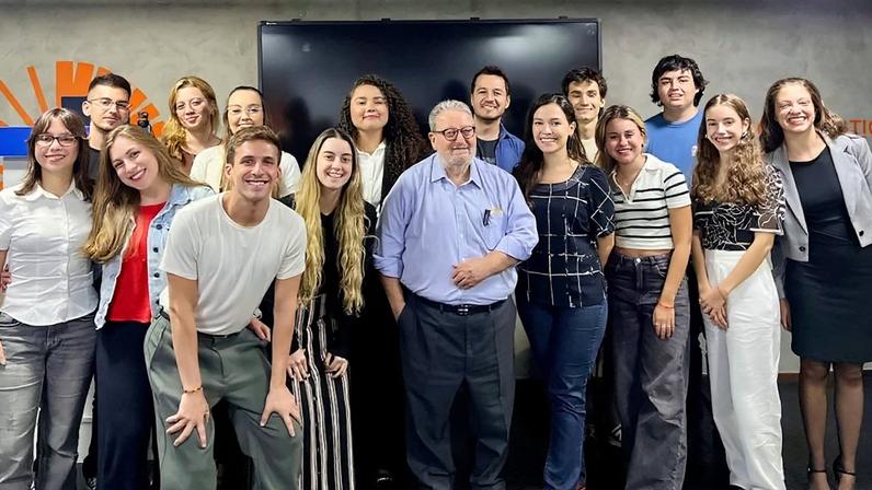 Aos trainees, Kupfer apresentou conceitos, respondeu perguntas e contou bastidores da sua trajetória de quase 6 décadas de profissão.