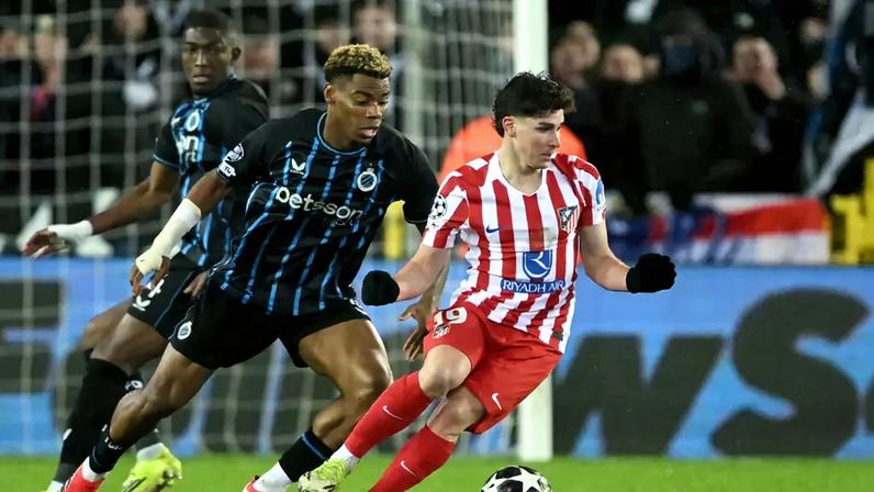 Julián Álvarez é marcado por Onyedika em Club Brugge x Atlético de Madrid, pela Champions League (Foto: Nicolas Tucat/AFP)