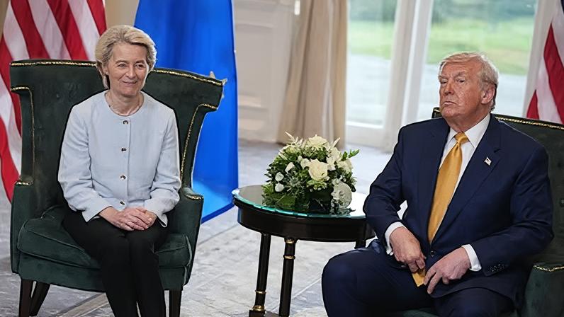 La presidenta de la Comisión Europea, Ursula von der Leyen, y el presidente estadounidense, Donald Trump, el 27 de julio en Turnberry (Escocia), donde sellaron el pacto comercial entre la UE y EEUU.