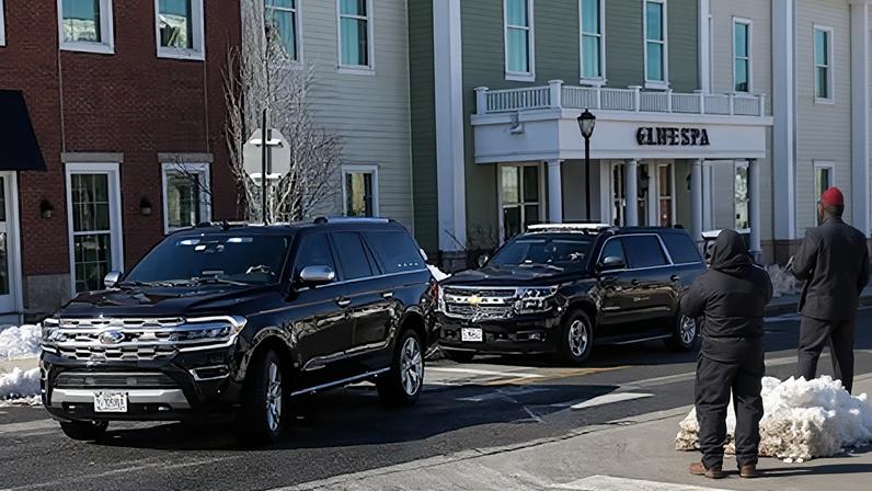 La comitiva que traslada a Bill Clinton llega al teatro de Chappaqua, este viernes.