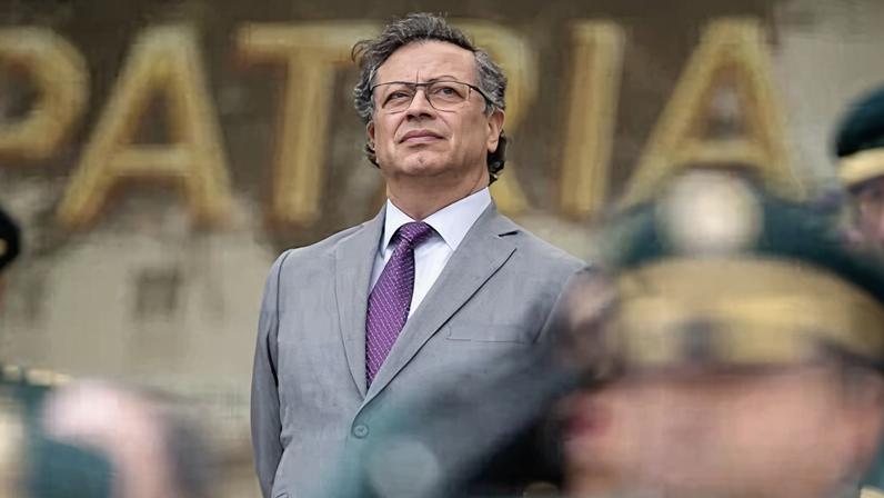 Gustavo Petro en la ceremonia militar de ascenso de oficiales generales, en Bogotá, el 18 de diciembre de 2024.