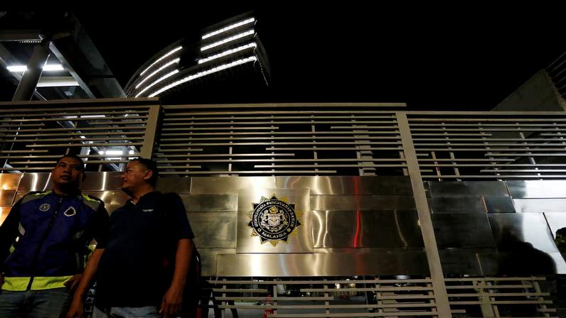 Police officers stand guard outside the Malaysian Anti-Corruption Commission (MACC) headquarters in Putrajaya, Malaysia, July 3, 2018. REUTERS/Lai Seng Sin/File Photo
