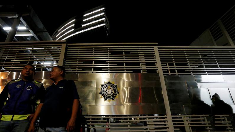 Police officers stand guard outside the Malaysian Anti-Corruption Commission (MACC) headquarters in Putrajaya, Malaysia, July 3, 2018. REUTERS/Lai Seng Sin/File Photo