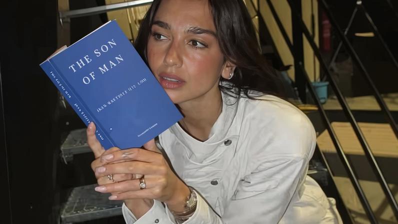 Dua Lipa lê 'The Son of Man' ('O Filho do Homem')