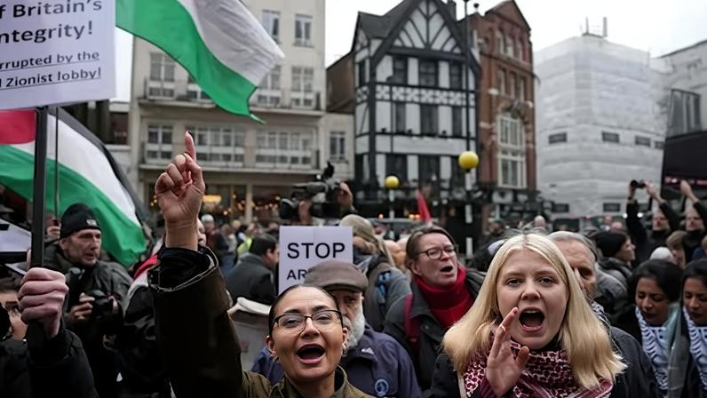 Partidarios de Acción Palestina se manifiestan en Londres delante de los juzgados este viernes.