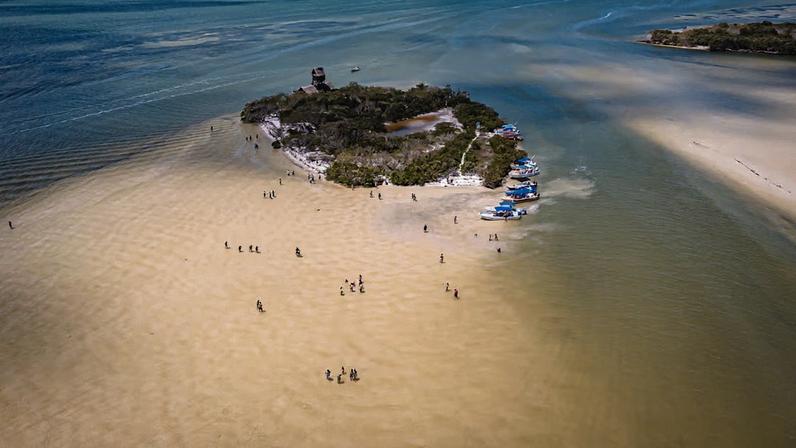 Qual é a praia brasileira que figura entre as melhores do mundo, segundo ranking?