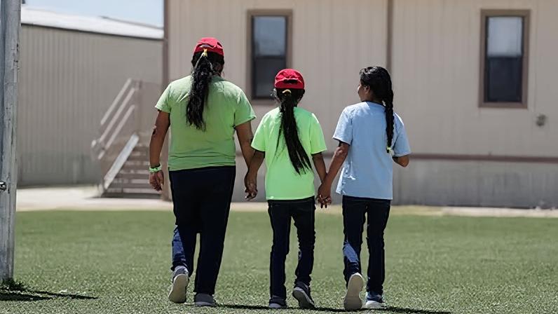 Migrantes en el centro familiar del ICE de Dilley, Texas, en agosto de 2019.