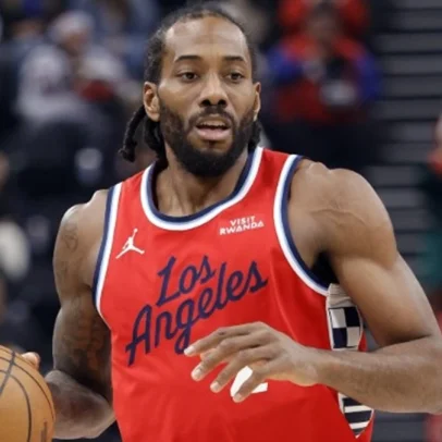 Kawhi Leonard substitui Giannis Antetokounmpo em jogo