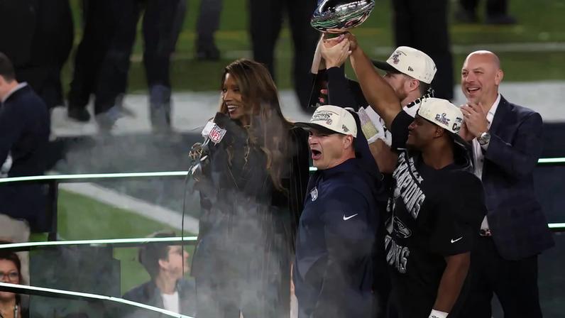 Kenneth Walker erguendo o troféu Vince Lombardi após vencer o Super Bowl LX com os Seahawks (Foto: Patrick T. Fallon/AFP)