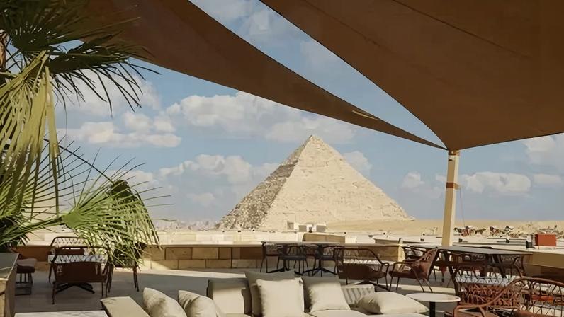 Khufu's serve pratos tradicionais do Egito sob uma lente moderna, com vista direta para as Pirâmides de Gizé