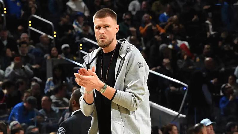 Kristaps Porzingis jogador Warriors