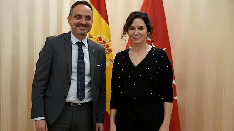 Manuel Bautista, junto a la presidenta de la Comunidad de Madrid, Isabel Díaz Ayuso, en una imagen de archivo.