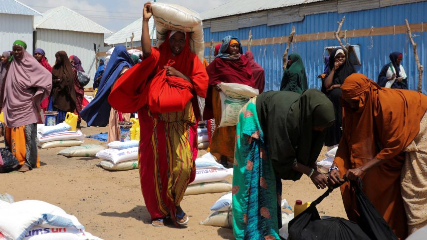 Internally displaced Somali women carry their relief packages after receiving dry relief food from Kuwait charity, during the Muslim holy fasting month of Ramadan, in Mogadishu, Somalia March 12, 2025. REUTERS/Feisal Omar/File Photo