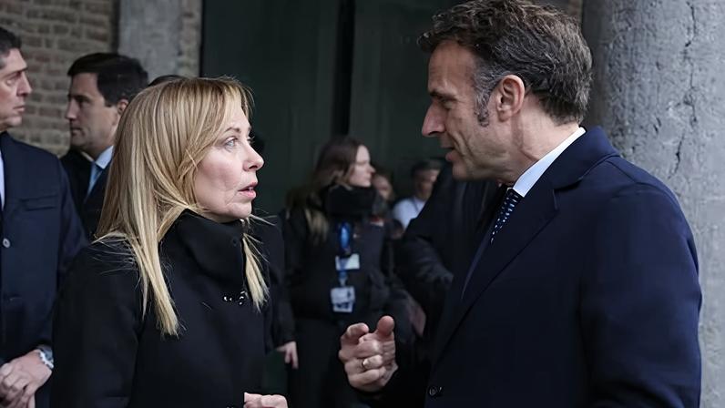 La primera ministra italiana, Giorgia Meloni, en el centro, habla con el presidente francés, Emmanuel Macron, a la derecha, durante la cumbre de la UE celebrada en Bilzen-Hoeselt (Bélgica), el 12 de febrero.