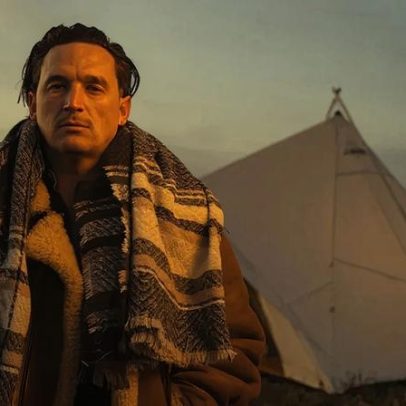 Liam St. John abre espaço na música roots mantendo o som cru