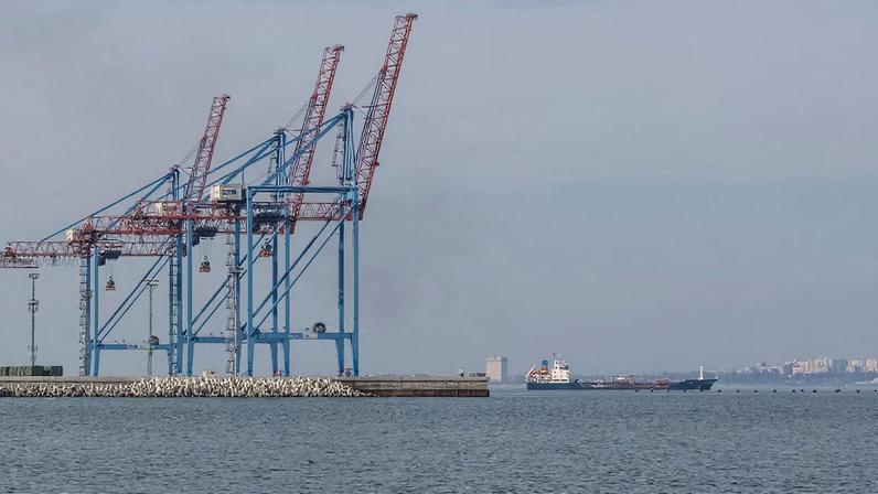 A cargo vessel leaves a port in the Black Sea, amid Russia's attack on Ukraine, in Odesa, Ukraine March 26, 2025. REUTERS/Nina Liashonok/File Photo