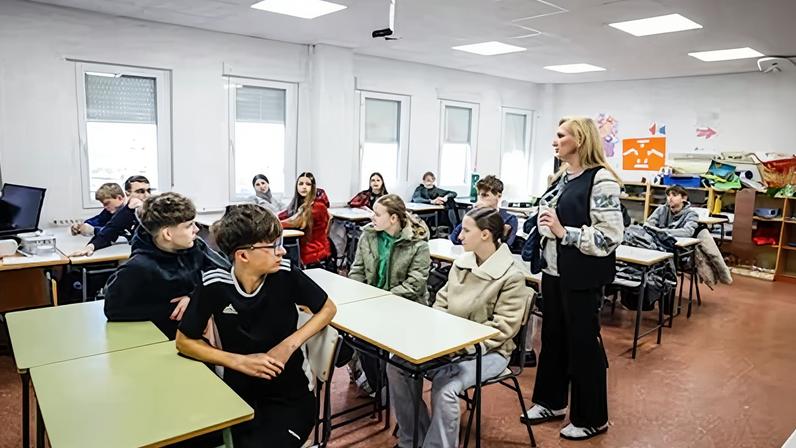 La directora Nataliya Bondarenko, con un grupo de estudiantes en el Centro Educativo Dyvosvit en Madrid, el 21 de febrero de 2026.