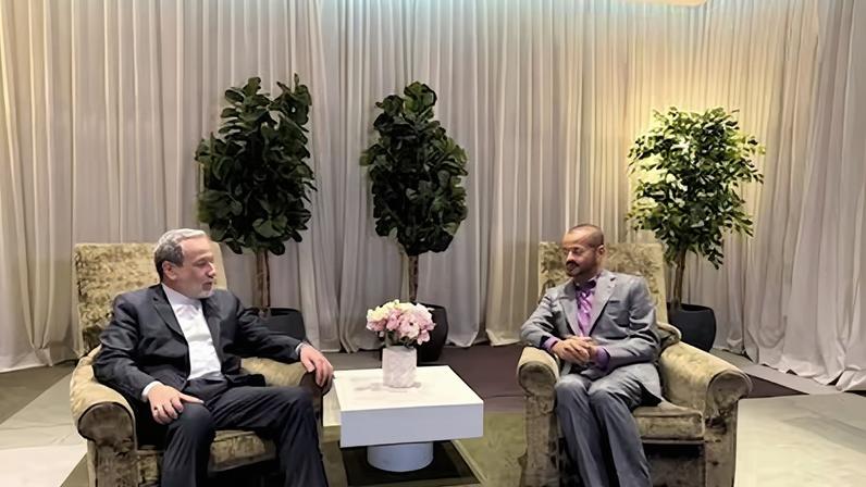El ministro de Exteriores iraní, Abbas Araqchi (izquierda), se reunía este jueves con su homólogo omaní, Sayyid Badr al Busaidi, en Ginebra.