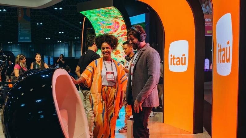 Estande do Itaú no Web Summit Rio 2024: engajamento crescente de funcionários a clientes com novas tecnologias (Foto: Any Duarte/Web Summit/Divulgação)