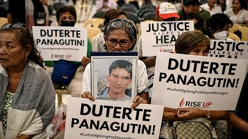 Familiares de las víctimas se manifiestan en Manila durante el inicio de la audiencia en el Tribunal Penal Internacional de La Haya contra el expresidente Rodrigo Duterte este lunes.