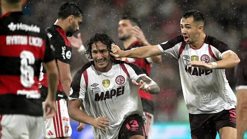 Jogadores do Lanús comemoram gol contra o Flamengo na Recopa Sul-Americana (Foto: MAURO PIMENTEL / AFP)