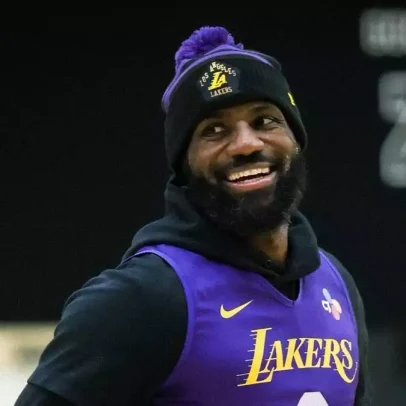 Astros da NBA tentam recrutar LeBron James para os Cavaliers