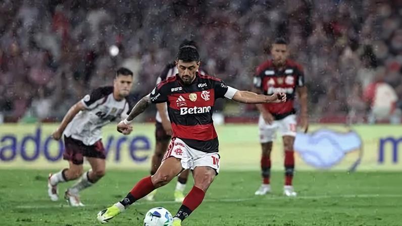Arrascaeta converte pênalti e deixa tudo igual no Maracanã