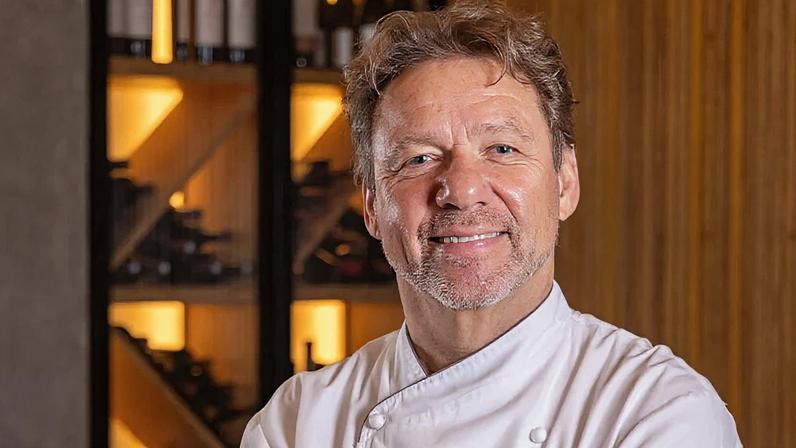 Claude Troisgros voltou à alta gastronomia com o Madame Olympe, aberto no Leblon em agosto de 2025